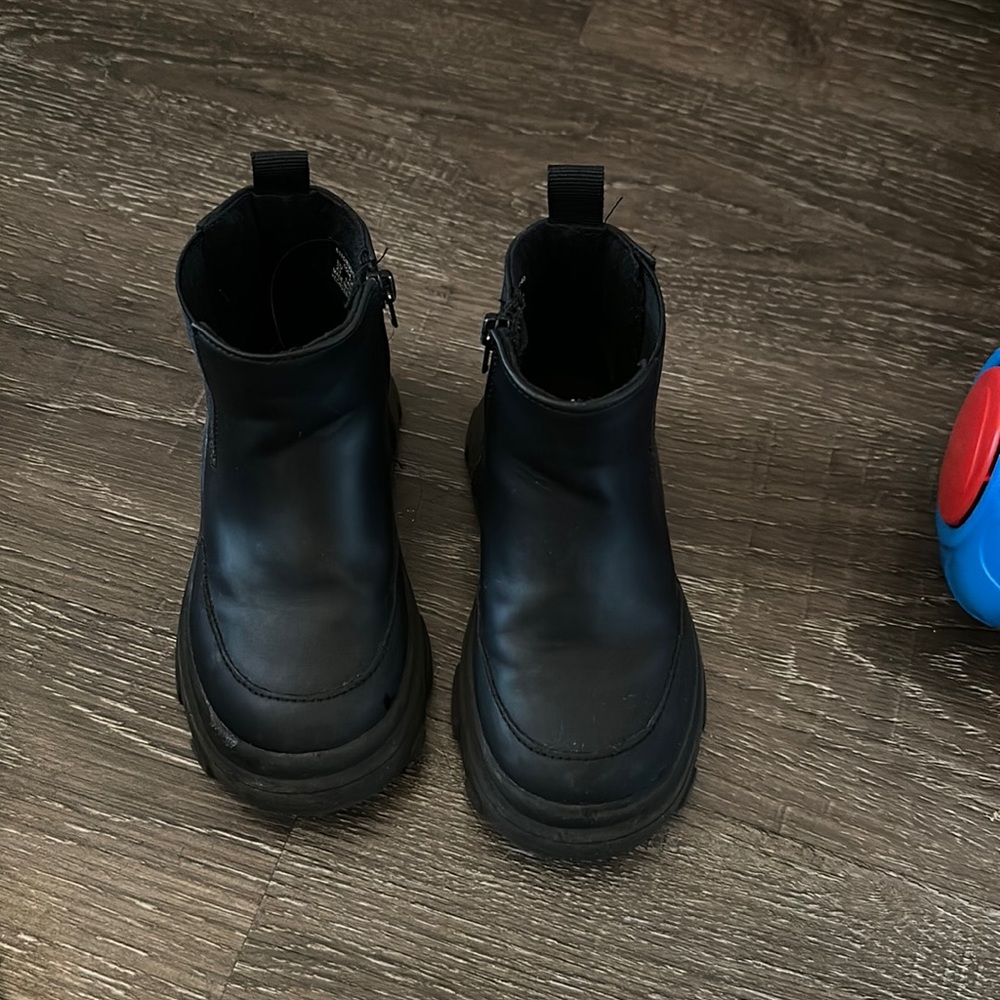 Toddler Zara boots in a size 23